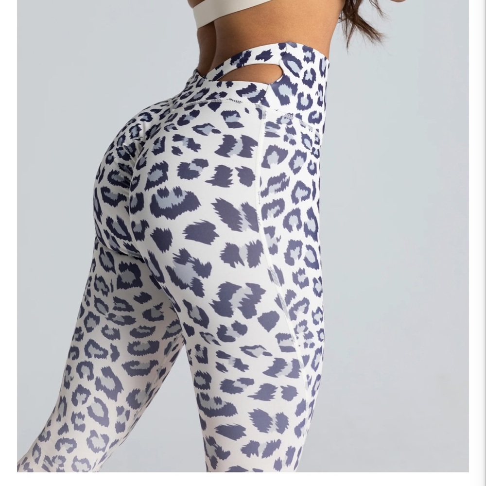 *Brand New w/Tags* Noire Blanc LEOPARD GRADIENT SCRUNCH LEGGING size XS